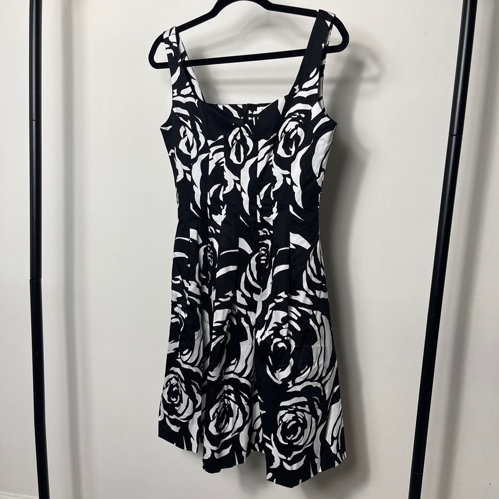White House Black Market Floral Print Dress with Pockets Size 6